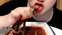 小姐姐吃最辣八爪鱼,小姐姐独享最辣八爪鱼美味瞬间